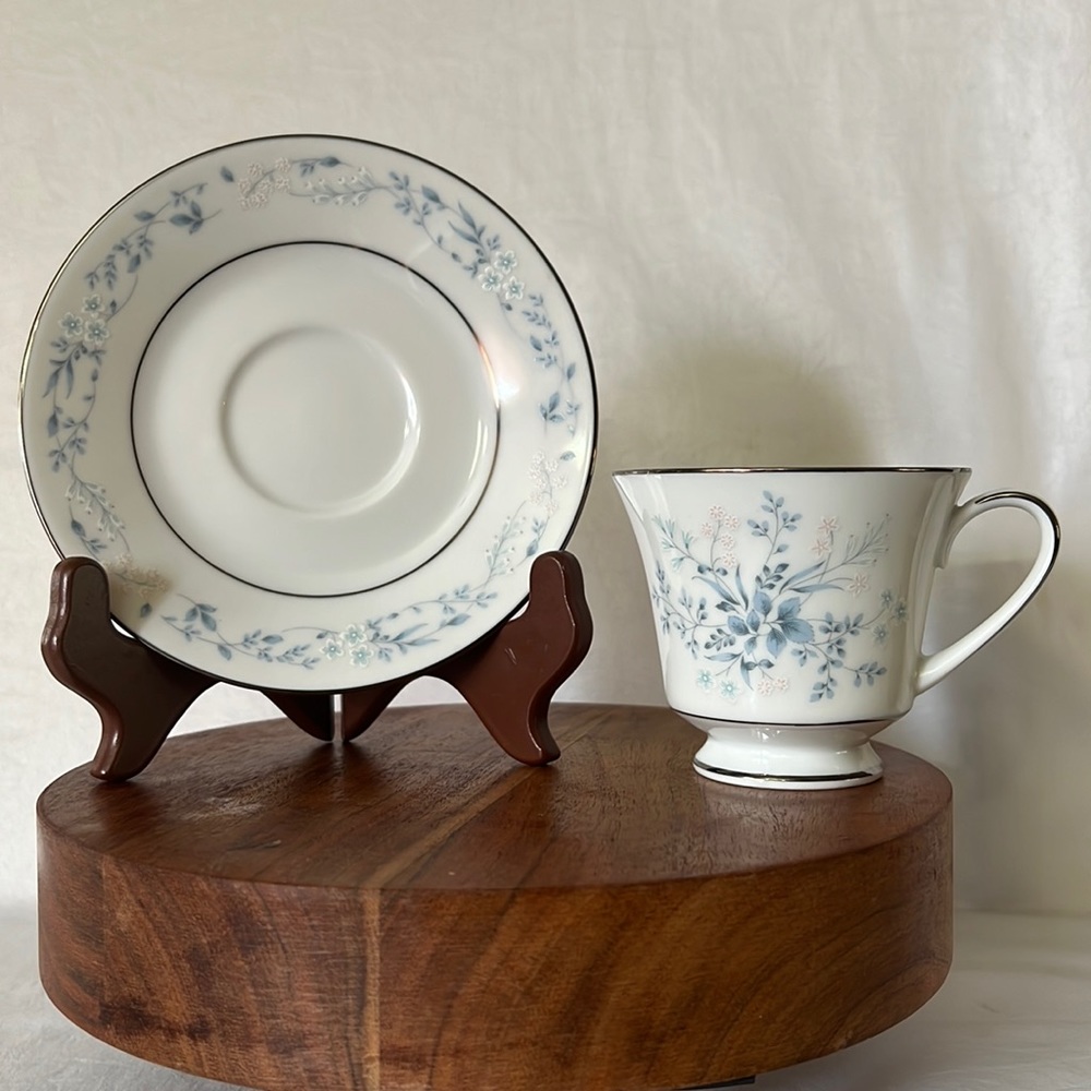 Contemporary Noritake Fine china Carolyn2693 sets of 2 footed cups & 2 saucers
